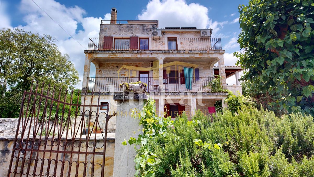 Casa in pietra ristrutturata con piscina